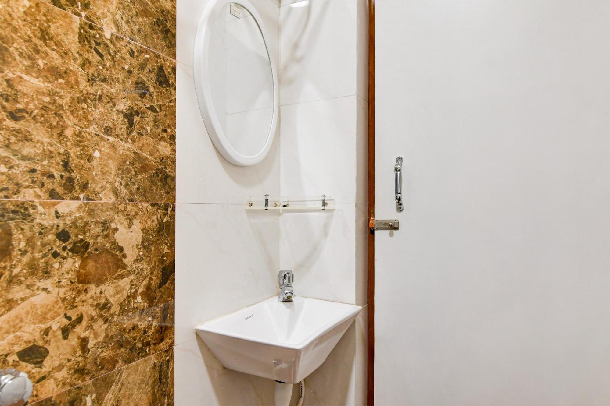 Super Townhouse Kaikhali Near Airport Hotel Kolkata Luaran gambar