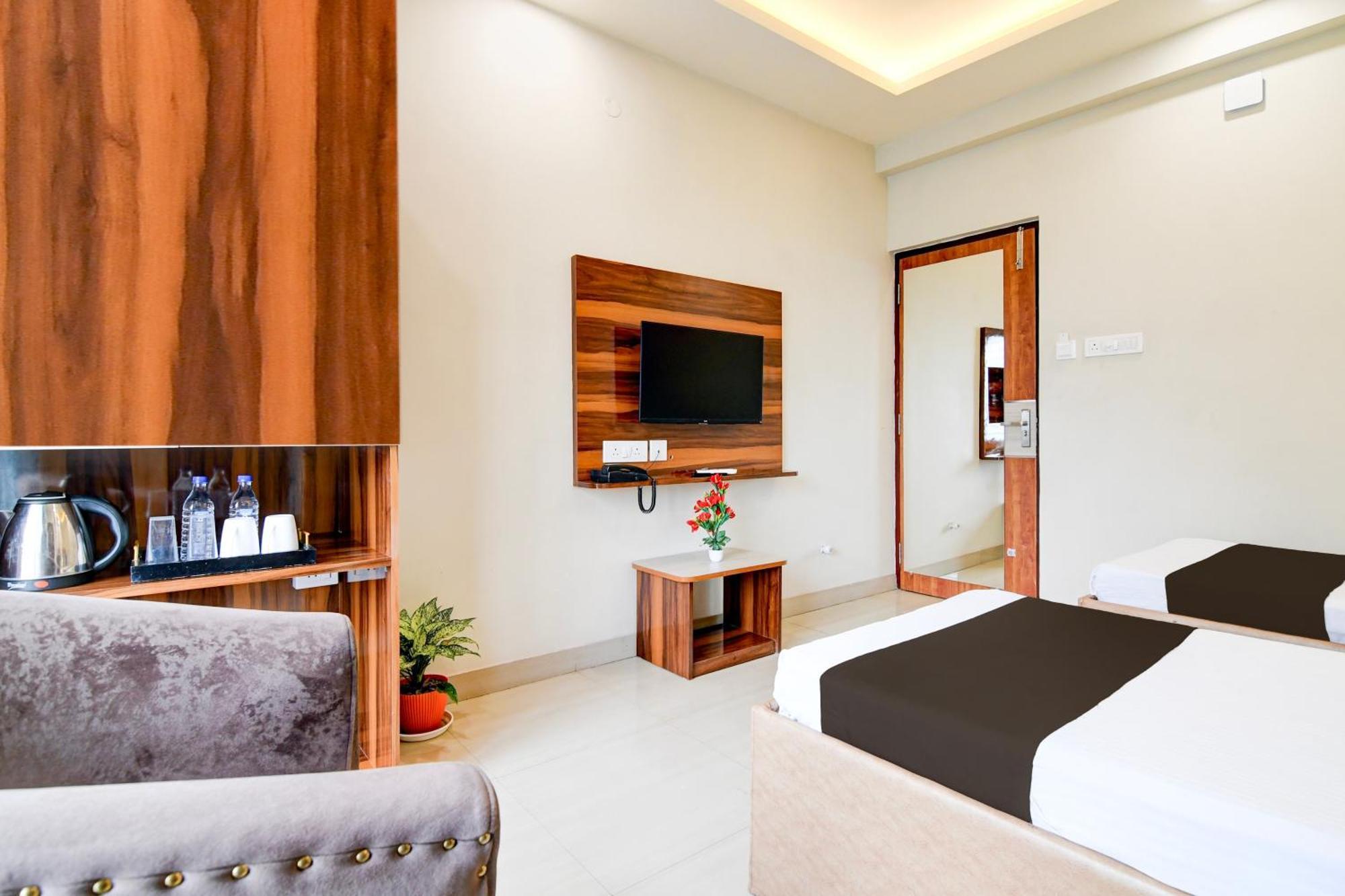 Super Townhouse Kaikhali Near Airport Hotel Kolkata Luaran gambar
